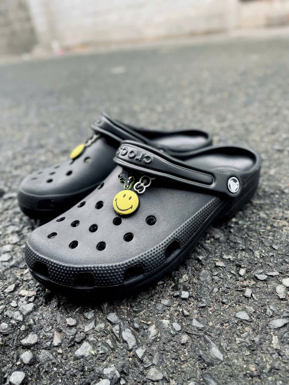 [Chính hãng lỗi cắt V] Dép Crocs sục nam nữ crocs đen SD phong cách đi chơi đi biển lỗi dán đẹp có s