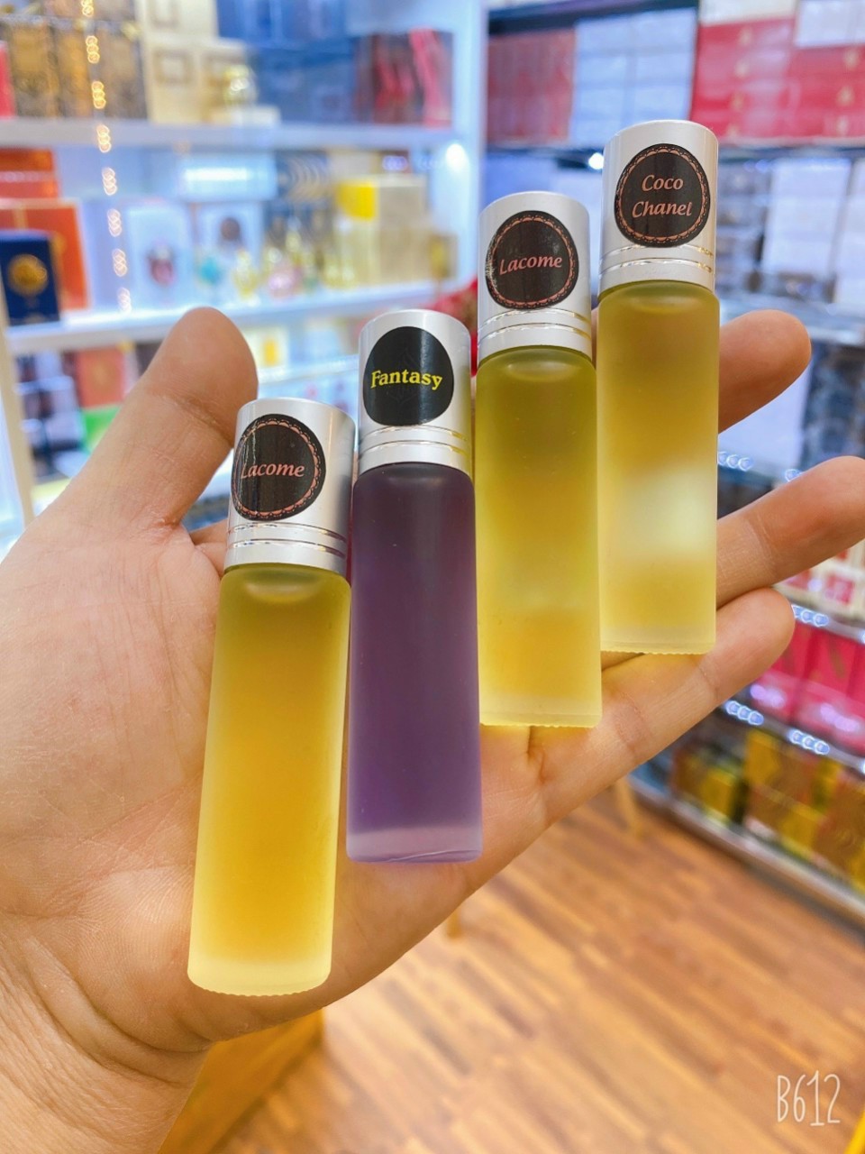 CAM KẾT HÀNG CHÍNH HÃNG ( MUA 1 TẶNG 3 )  chai nước hoa tinh dầu Dubai dạng lăn siêu hot. 🍀🍀 ↔Qui cách : chai lăn 30ml x 5 💰    ✅ Lancome LVB        ✅ chanel blue    ✅ Chanel coco    ✅ Gold