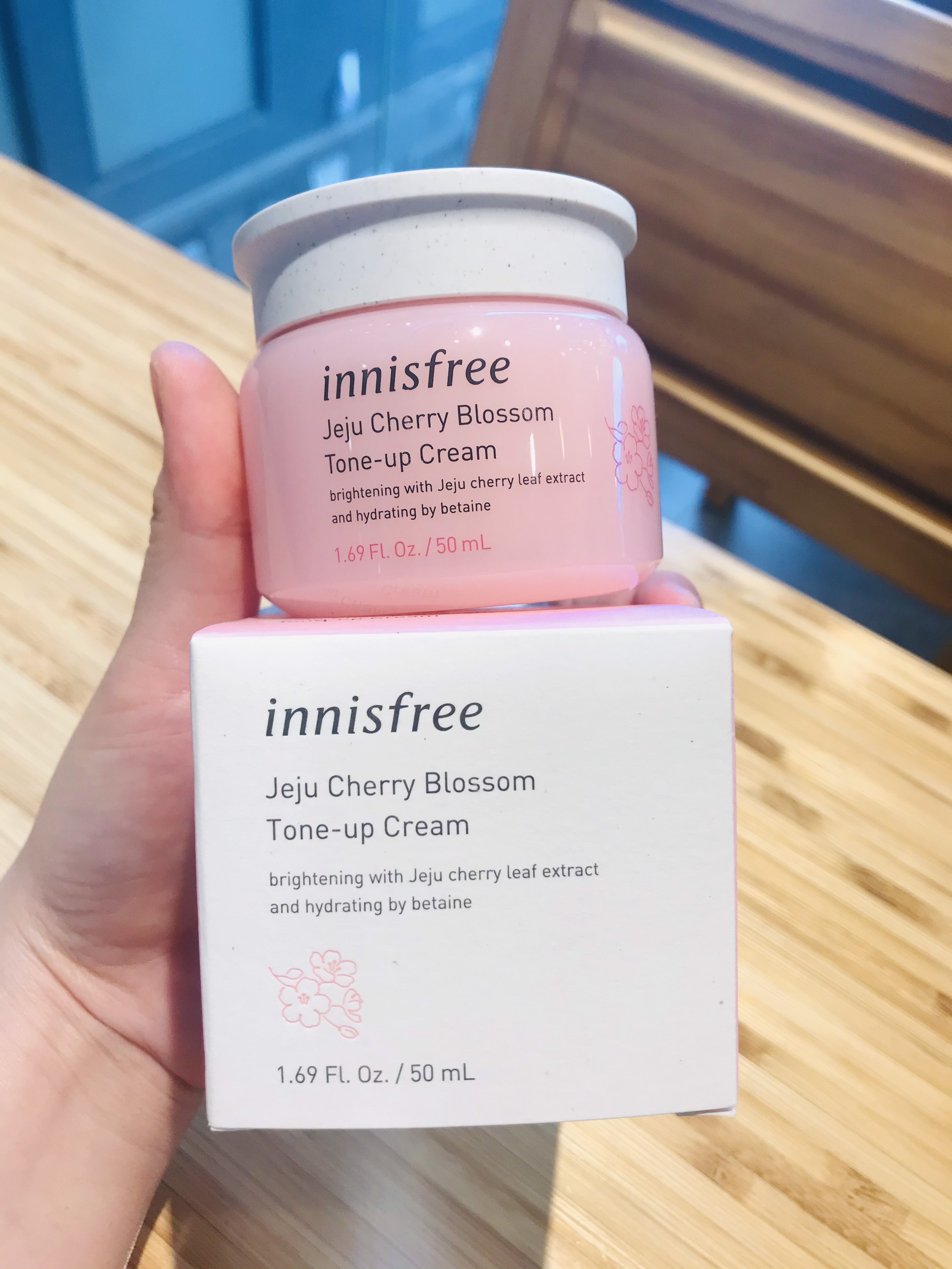 Kem Dưỡng Trắng Nâng Tông Da Chiết Xuất Hoa Anh Đào Innisfree Jeju Cherry Blossom Tone Up Cream 50ml