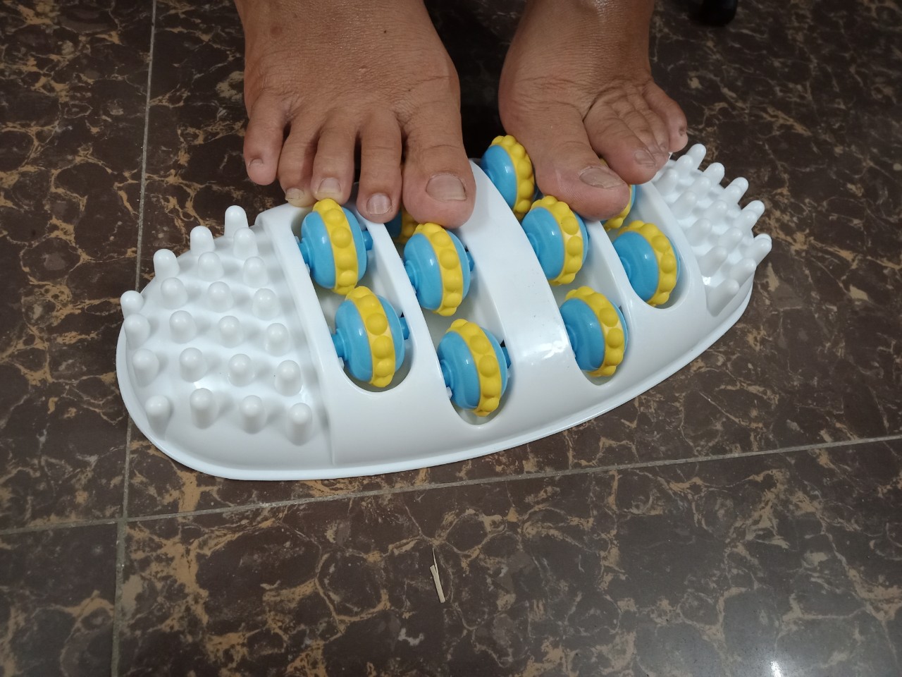 massage(mát xa) lòng bàn chân đa năngcó thể thao tác trên lưngcổbắp châncánh tayvai gáy.