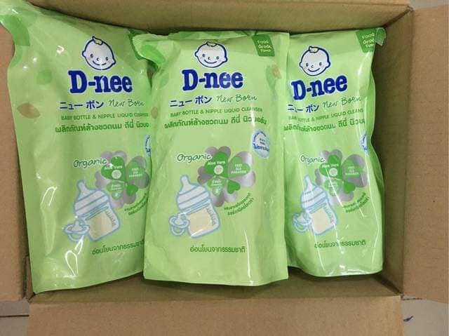 Nước rửa bình sữa Dnee Organic Thái Lan. Là sản phẩm thích hợp giúp loại bỏ chất cặn và vết bẩn bám dính trên bề mặt bình sữa núm ty