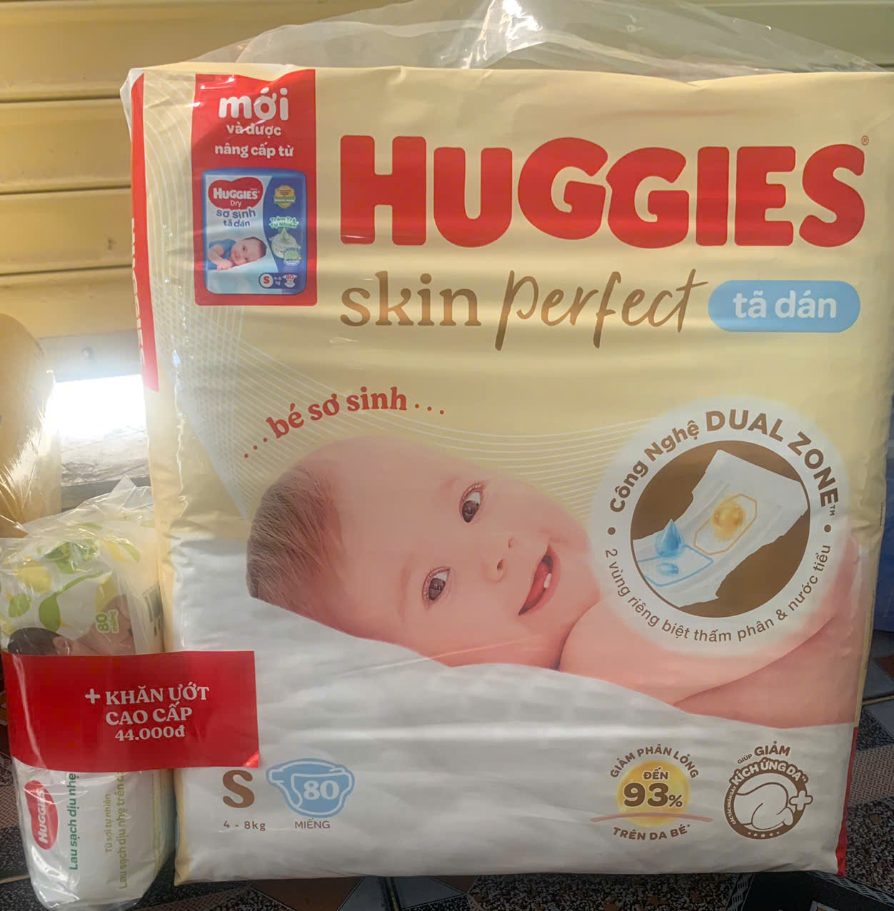 HCM - Tặng Thêm 1 Gói Khăn Ướt - Tã dán Huggies S80 Skin Perfect -- Nâng cấp từ tràm trà tự nhiên ngừa hăm - Cho bé từ 4-8kg - Tã dán trẻ em Huggies size S