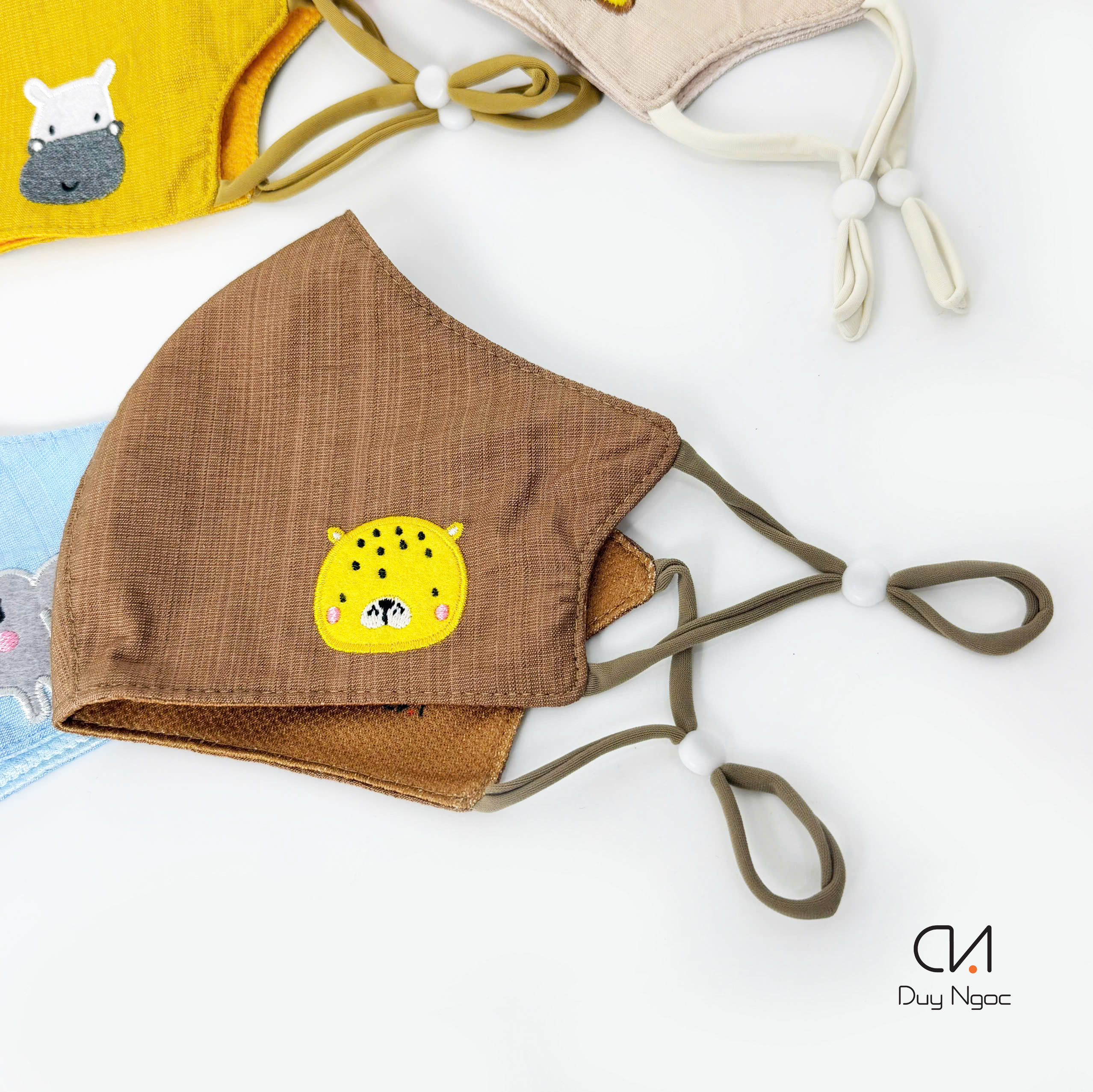(Mẫu Mới) Khẩu trang vải linen họa tiết thêu cao cấp Duy Ngọc dành cho bé 4 đến 10 tuổi an toàn cho da mềm mịn(3704)