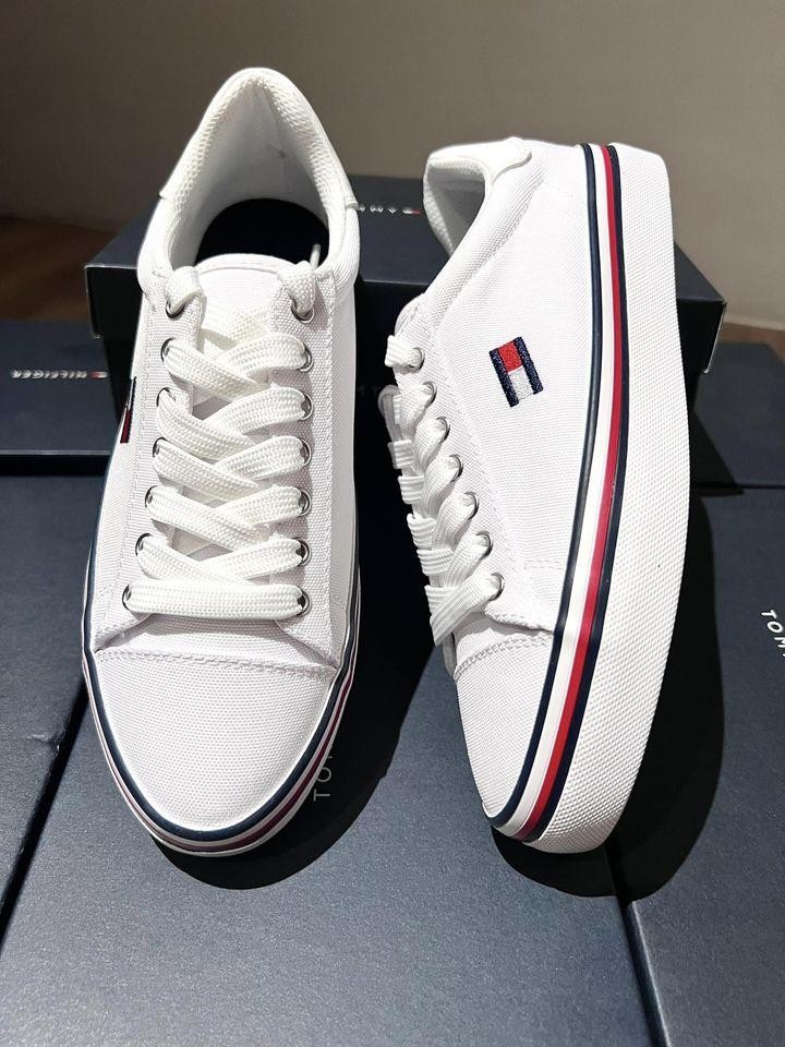 Giày sneaker Tommy Hilfiger nhiều mẫu mã của nam và nữ