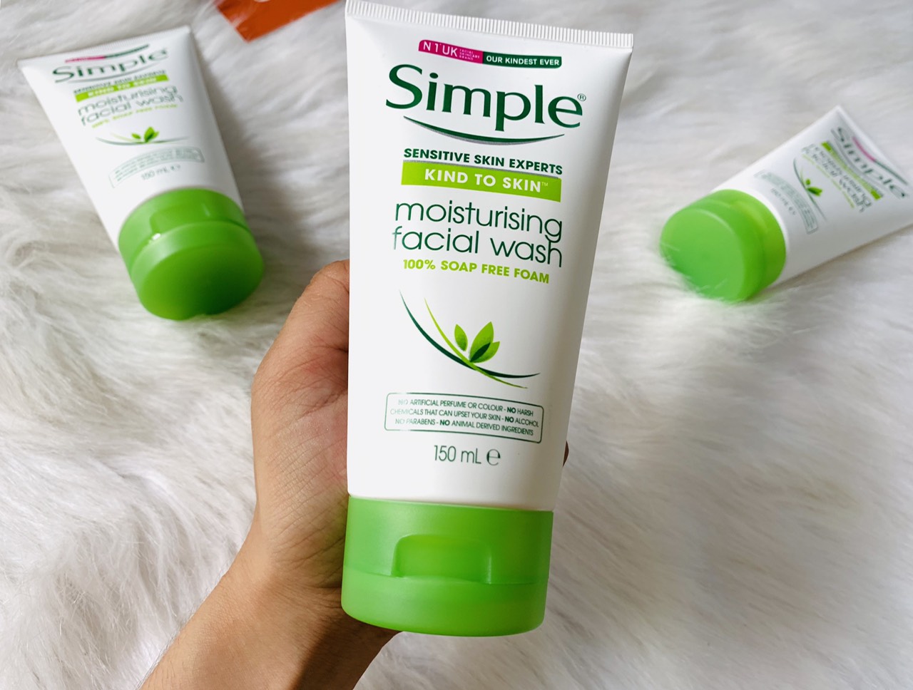 Sữa rửa mặt làm sạch sâu Simple Moisturising Facial Wash