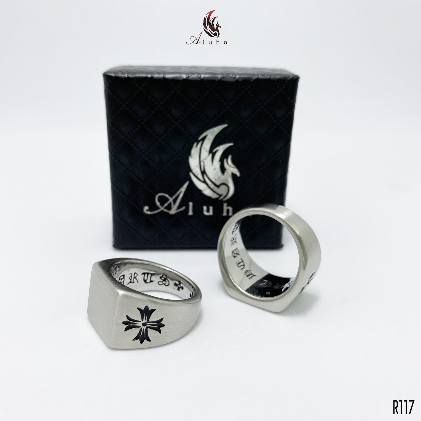 Nhẫn Titan không rỉ Chrome Heart kiểu dáng nhẫn signet họa tiết hoa Iris khắc chữ trong sắc nét - R1