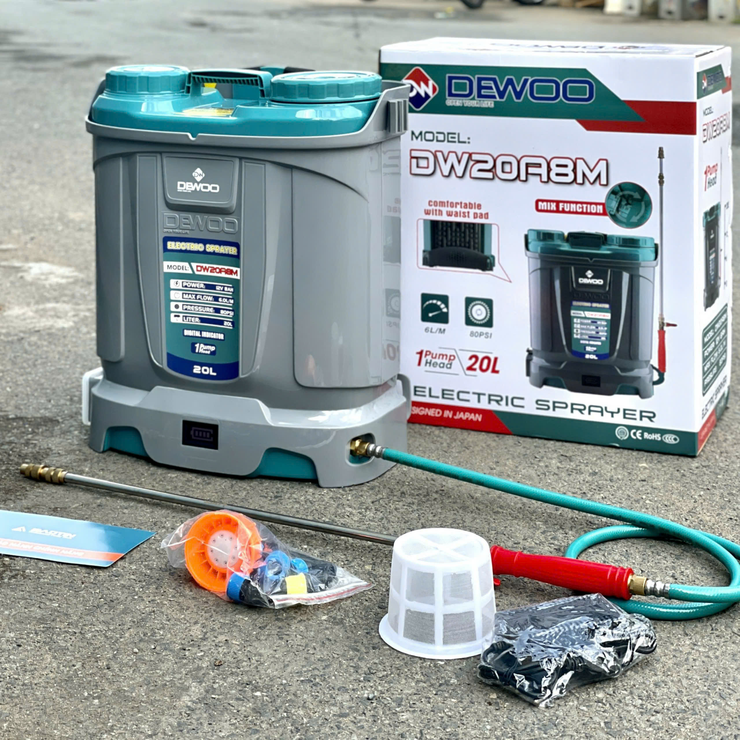 Bình xịt điện 1 bơm 20 lít có đảo thuoc Dewoo DW20A8M mẫu mới