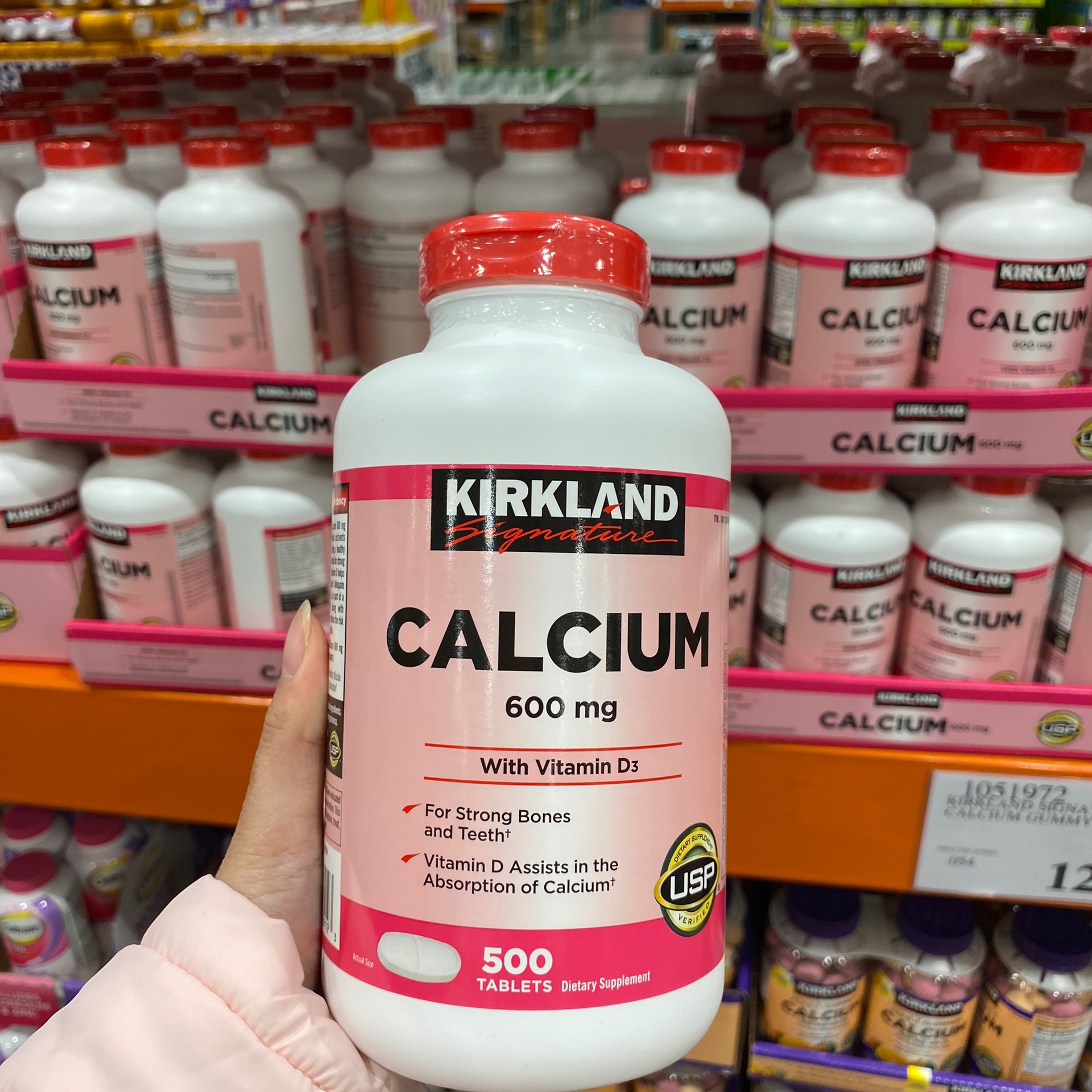 𝐁𝐨̂̉ 𝐱𝐮̛𝐨̛𝐧𝐠 𝐤𝐡𝐨̛́𝐩 𝐯𝐚̀ 𝐕𝐢𝐭𝐚𝐦𝐢𝐧 𝐃𝟑 𝐂𝐚𝐥𝐜𝐢𝐮𝐦 𝟔𝟎𝟎𝐦𝐠 𝐰𝐢𝐭𝐡 𝐯𝐢𝐭𝐚𝐦𝐢𝐧 𝐃𝟑 𝐡𝐚̃𝐧𝐠 𝐊𝐢𝐫𝐤𝐥𝐚𝐧𝐝 𝐜𝐮̉𝐚 𝐌𝐲̃