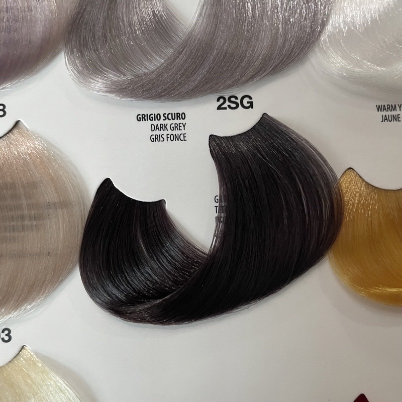 Màu nhuộm tóc RG sẽ làm tóc của bạn trở nên đáng chú ý hơn giúp bạn tự tin hơn mỗi khi xuất hiện. Với nhiều sắc màu khác nhau, bạn có thể tha hồ lựa chọn cho mình màu yêu thích để thể hiện phong cách của mình. Chất lượng màu sắc vượt trội và an toàn cho tóc của bạn. Hãy xem hình ảnh sản phẩm ngay để khám phá thêm những lợi ích mà chúng mang lại cho tóc của bạn.