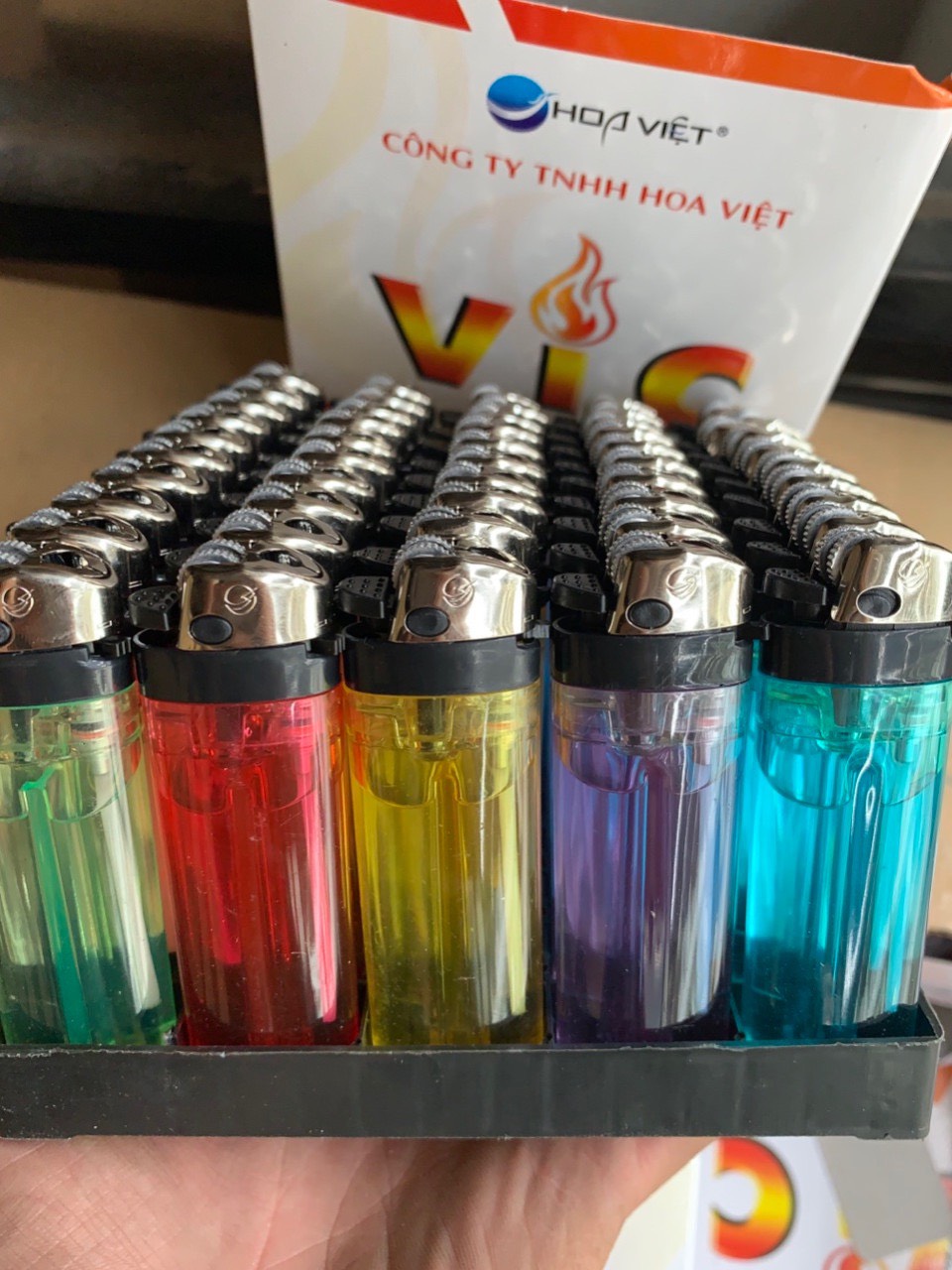 Hộp Quẹt Đá Vic Hoa Việt - Trong Màu - Hàng Chính Hãng