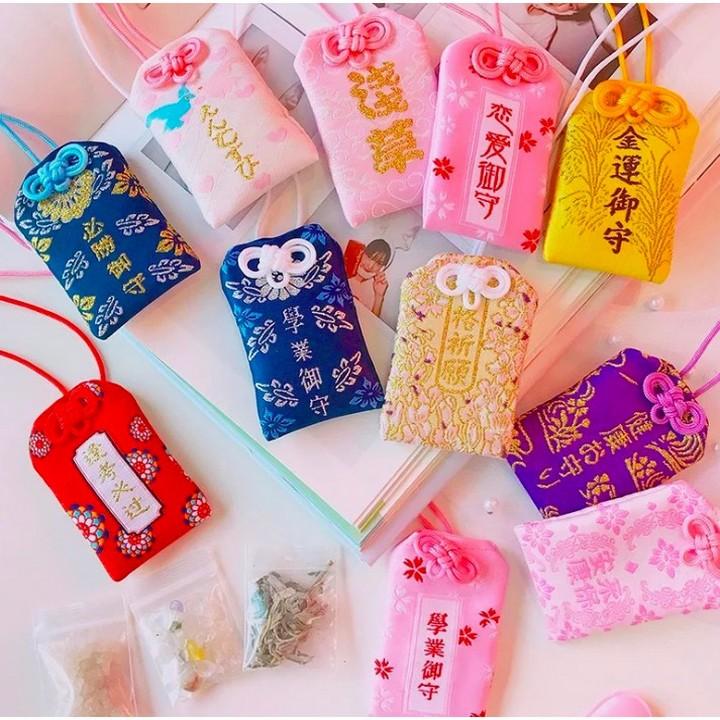 4 mẫu- Túi Phước May Mắn Omamori Túi gấm Omamori mèo may mắn nhiều mẫu nhiều màutúi gấm may mắn thích hợp làm quà tặng cho bạn bè và người thânRing ngay túi gấm may mắn về bổ sung cho bộ sưu tập cosplay của bạn nhétúi gấm may mắn đang hot trên thị trường và được các bạn trẻ vô cùng yêu thích.túi gấm may mắn cập nhật theo mốt mới nhất và update thường xuyênQuà tặng đặc biệt dành cho các fan