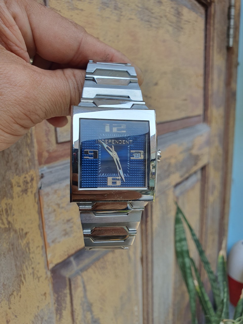 Đồng hồ Independent- Citizen hàng si nhật mặt vuông màu xanh size mặt 37x41mm hàng đã qua sử dụng [HCM]