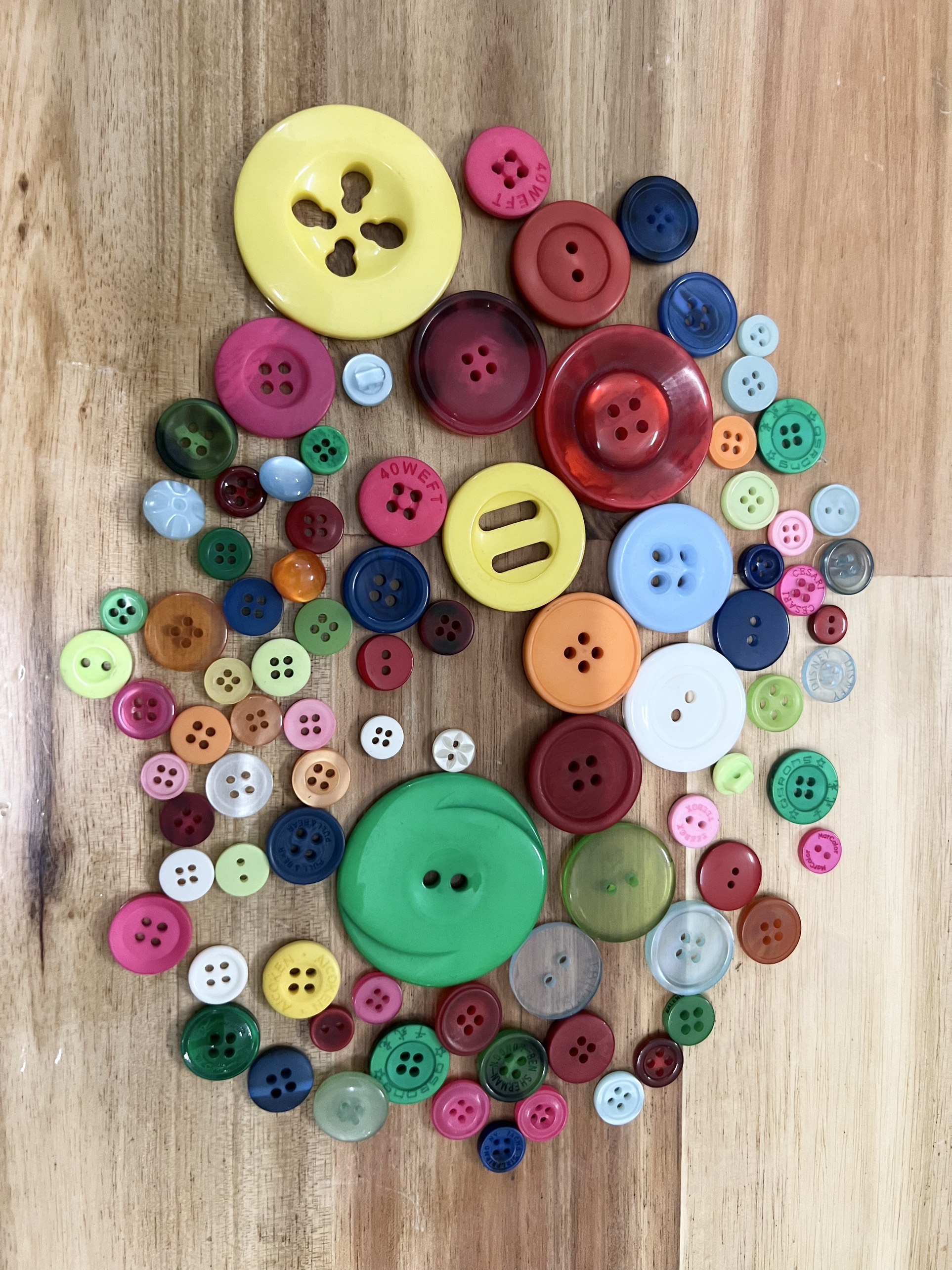 Cúc áo ( nút áo ) nhựa mix nhiều màu  nhiều kiểu  nhiều size túi 100gram