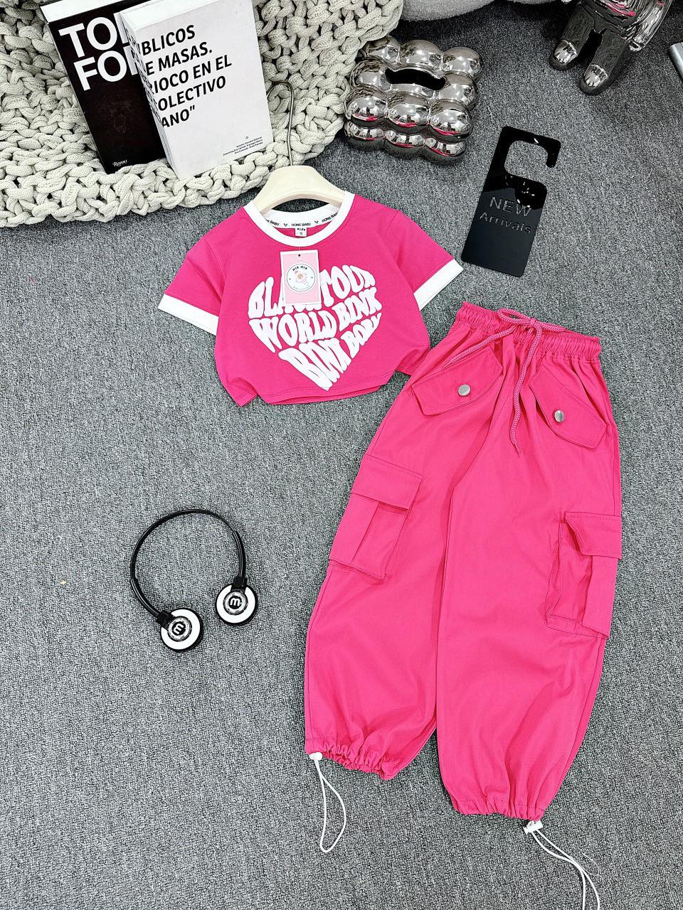 (16-40kg) Set áo croptop HOẠ TIẾT TIM BLACK.PINK phối quần kaki thô túi hộp cho bé gái