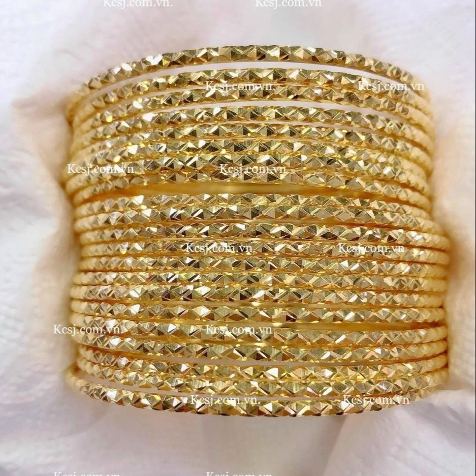 1 Chỉ Vàng 24k giá tốt Tháng 04,2024 của BigGo Việt Nam sẽ khiến bạn ngất ngây với sắc vàng rực rỡ của nó. Vang bóng, mềm mại và chịu được thời gian, chiếc lắc tay này sẽ làm tăng giá trị của bộ sưu tập trang sức của bạn.