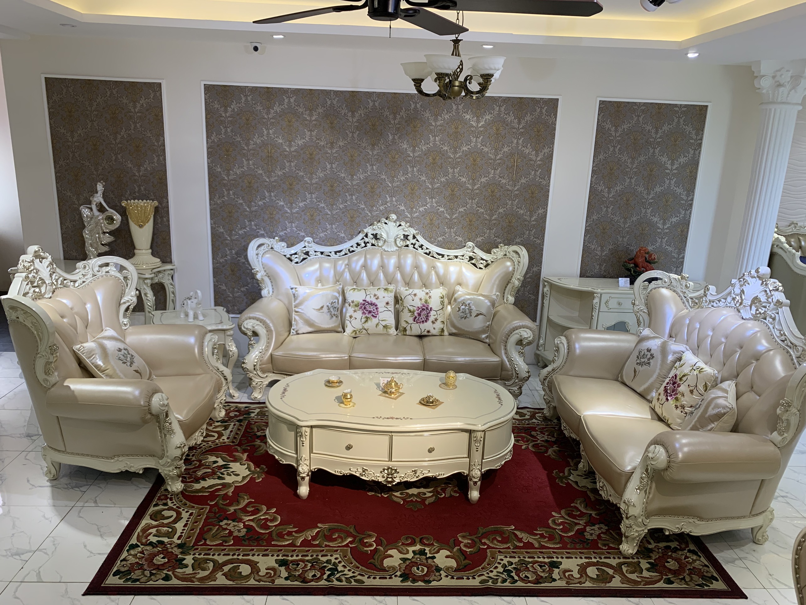 Bộ sofa phòng khách tân cổ điển bọc da bò nhập khẩu 921B