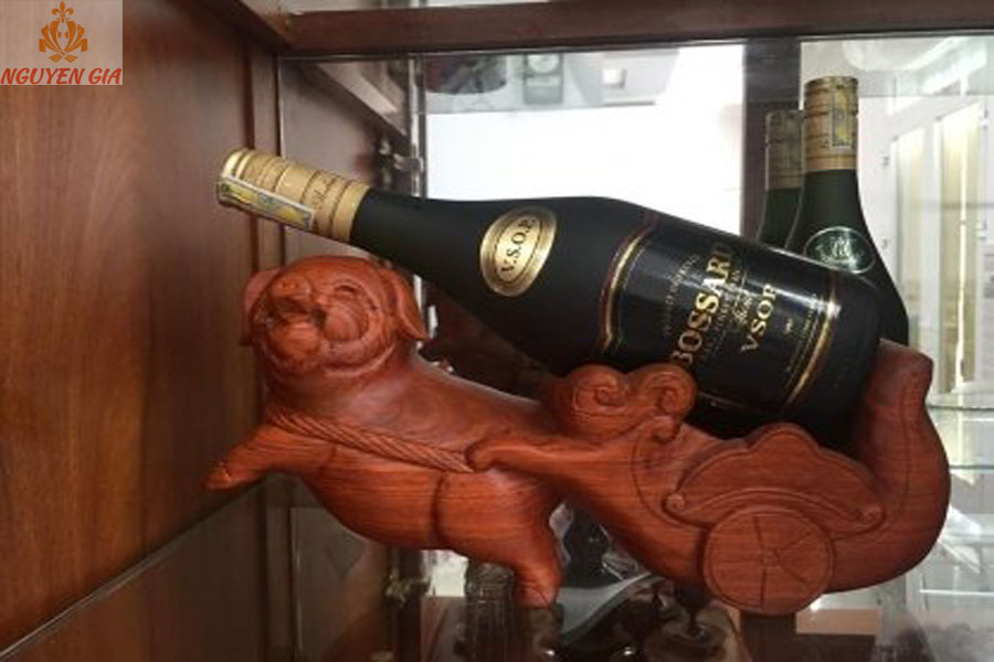 Kệ rượu vang kệ để rượu giá để rượu vang mẫu heo kéo xe phong thủy gỗ Hương