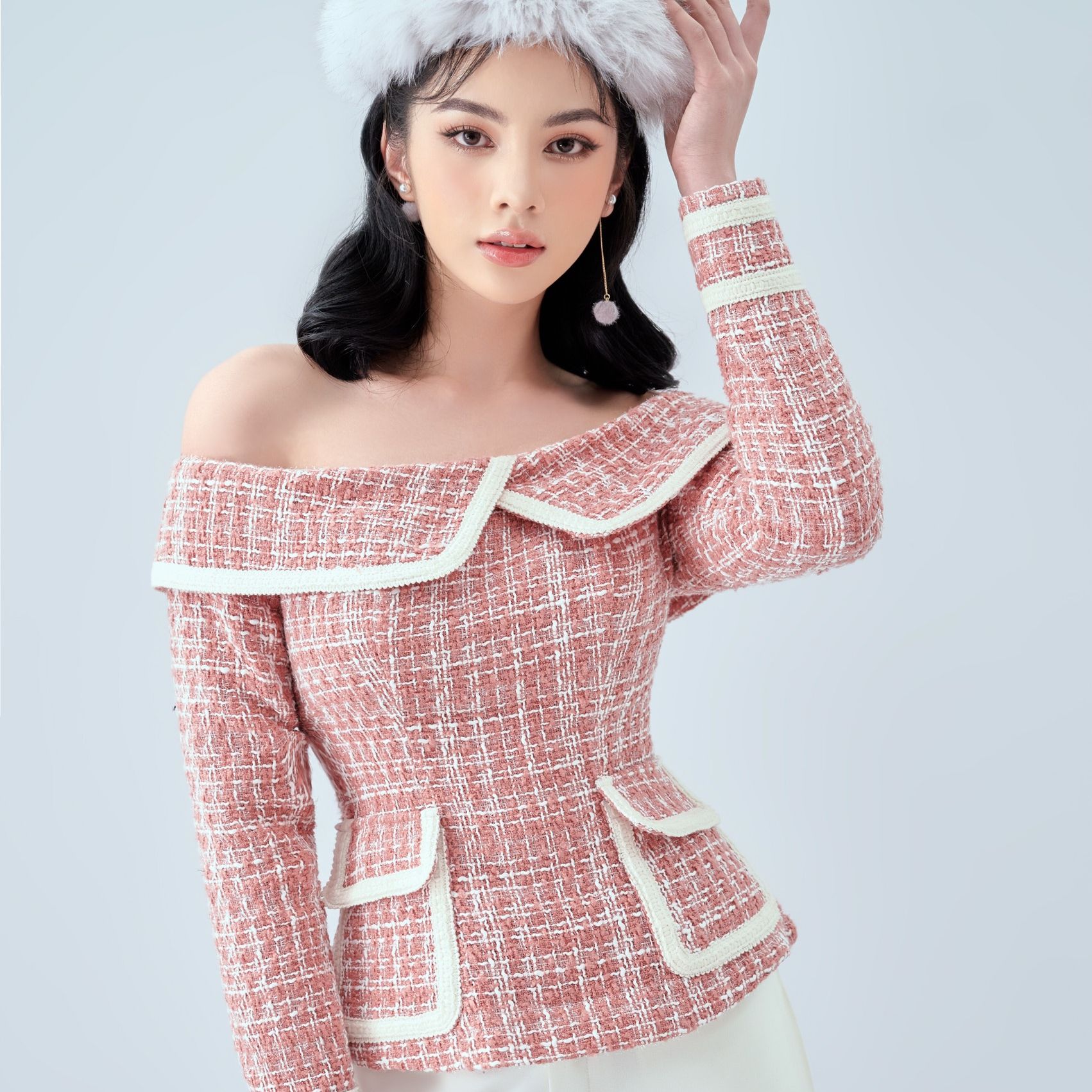Calista Top - Áo Kiểu Nữ Tweed Tay Dài Trễ Vai Màu Hồng & Xanh Dương Phối Viền Trắng Nữ Tính Thanh L