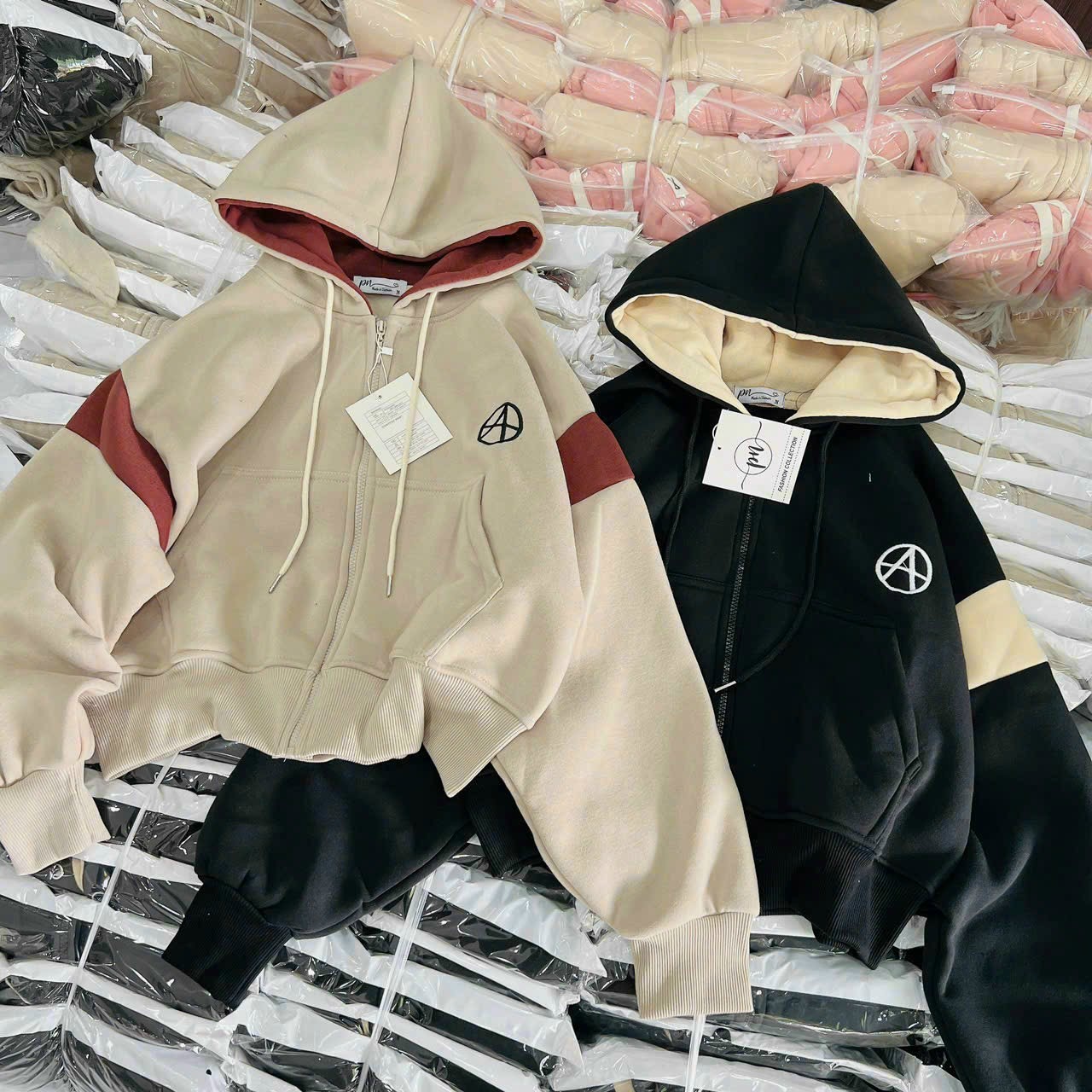 Áo Khoác Croptop Nữ Có Túi Trong Cánh Doi Logo Thêu  Thu Đông -   Áo Hoodie Có Khoá Dây Kéo Phao  Nó