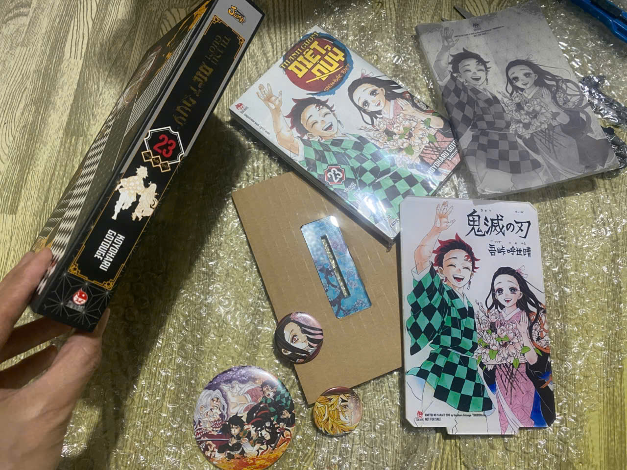 Box boxset Truyện tranh Thanh gươm diệt quỷ tập 23 bản đặc biệt kèm huy hiệu Kimetsu No yaiba Kny