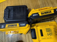 pin dewalt DCB203 2AH 20V. LƯỚT ZIN 95% MỸ VỀ