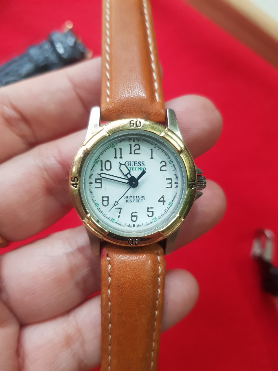 Đồng hồ nữ  Hiệu Guess Đồng hồ si Nhật mặt tròn dây da size mặt 26mm HCM