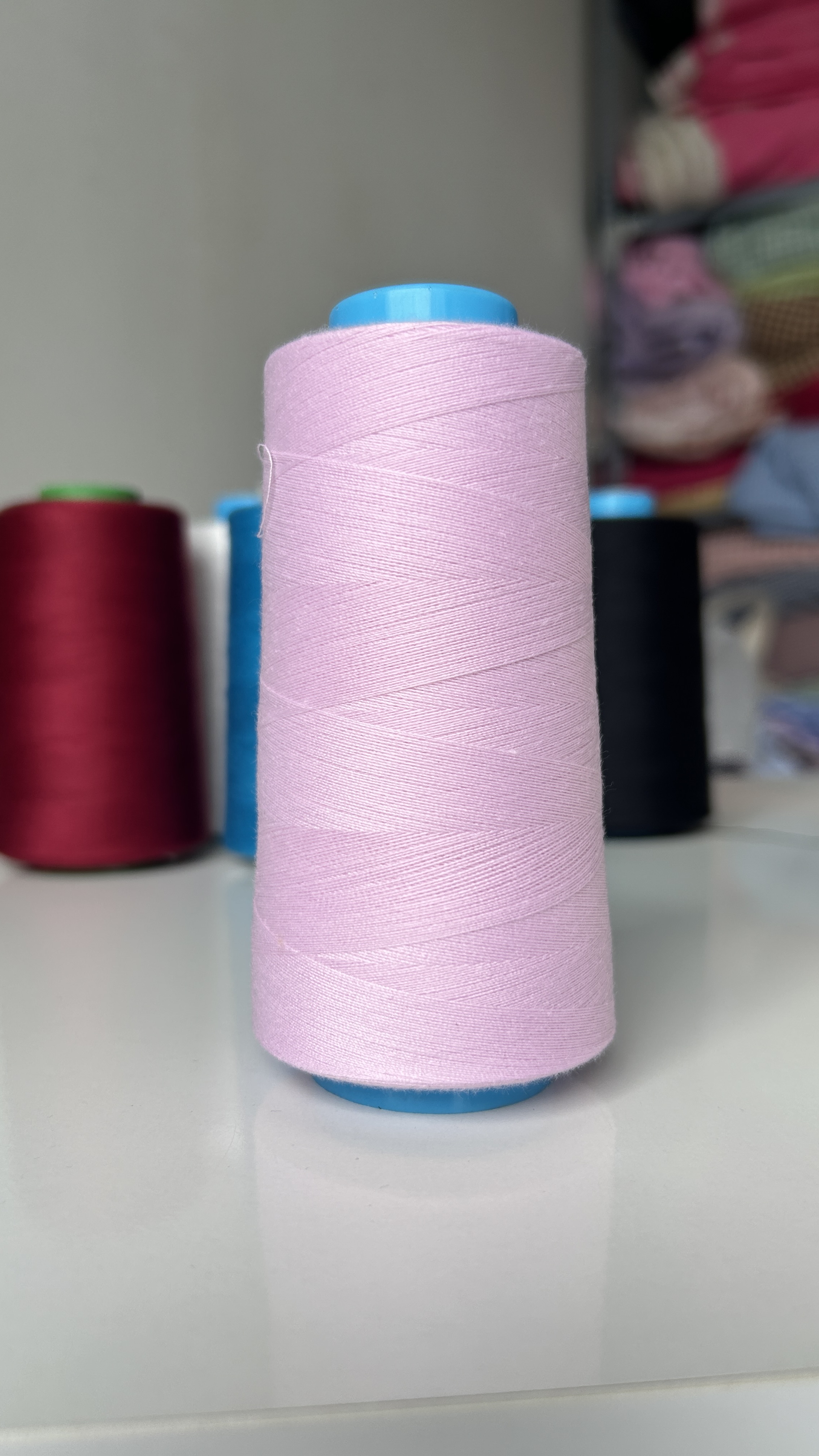 Cuộn chỉ may nhiều màu 3000m sợi 40/2 phù hợp máy may công nghiệp và gia đình.