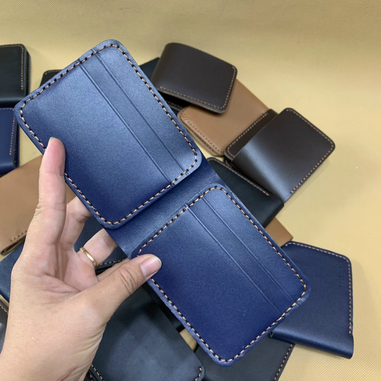 Ví Da Bò Nam MiNi KaNe Không Khóa Kéo Truyền Thống ( 11X8 )  Khâu Tay Thủ Công Hanmade Tinh Xảo Theo