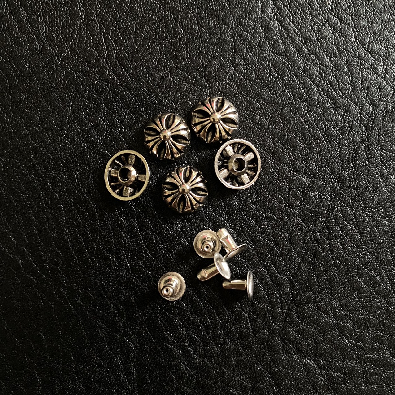 Nút Quần Áo Chrome Hearts