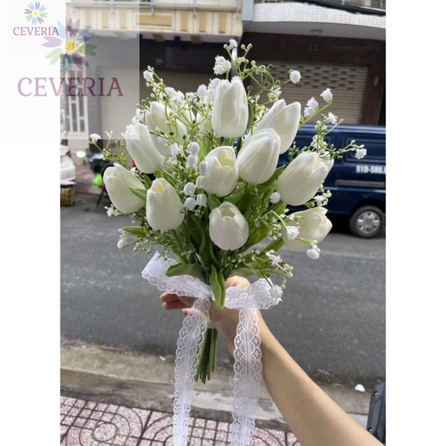 Hoa cưới cầm tay cho cô dâu từ tulip và baby trắng tinh khôi-CEVERIA.