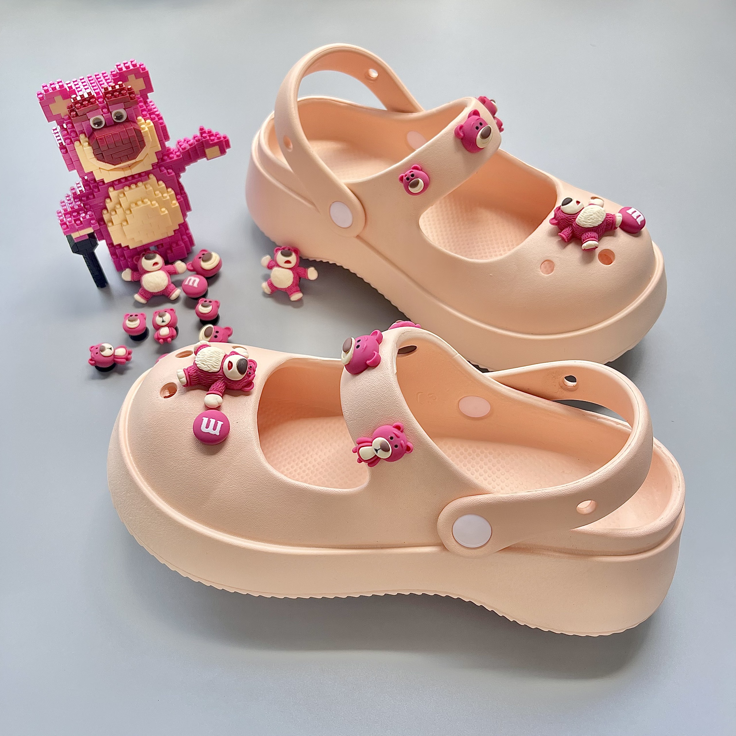 Dép cross sục nữ đế cao 6cm Jibbitz gấu dâu Lotso Mayto kiểu sandal quai hậu dễ thương hot trend Ulz