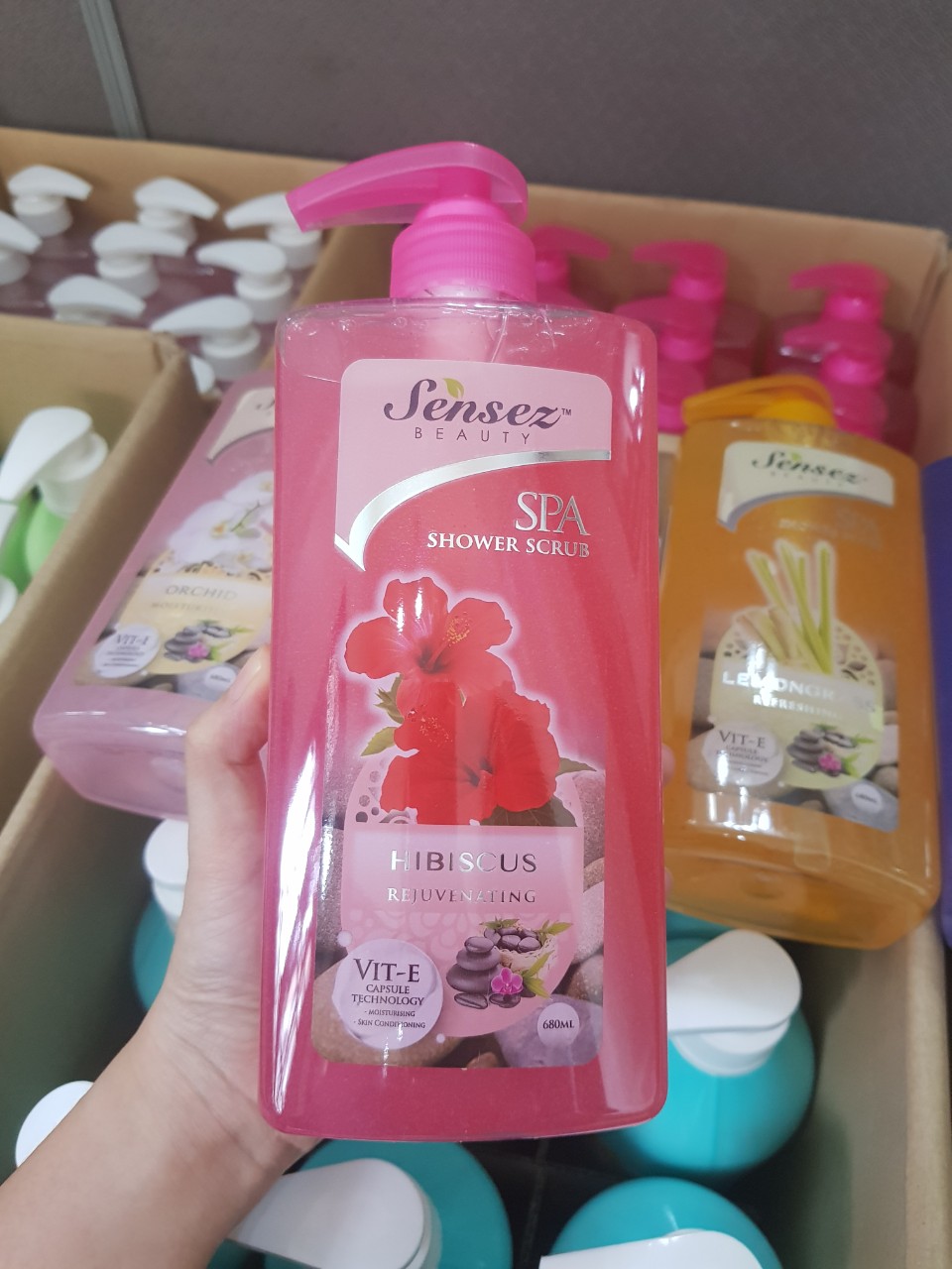 Sữa Tắm Tẩy Tế Bào Chết Hạt Massage Sensez Beauty Trẻ Hóa Dưỡng Ẩm - Hương Hoa Hibiscus - 680Ml