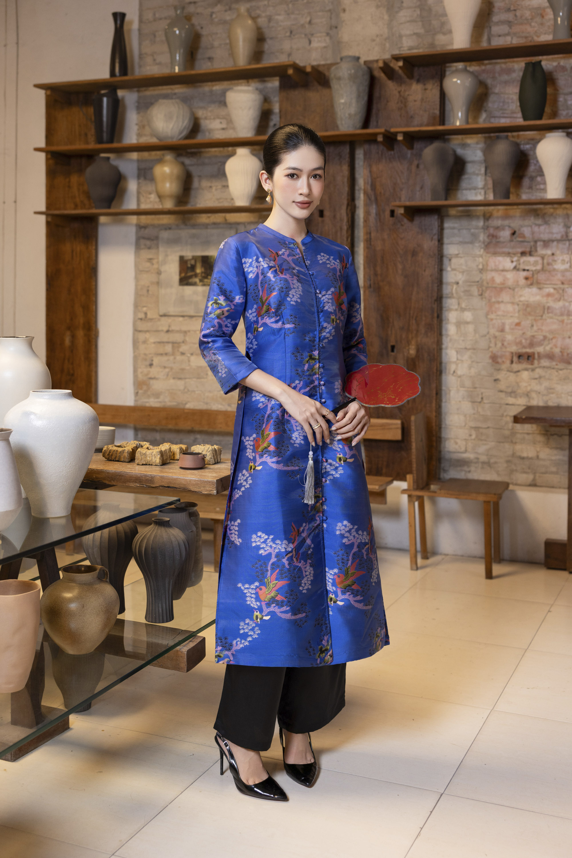 SWANLAKE | Áo Dài Cách Tân Nữ Phom Suông Cổ Chữ V Cài Nút Tay Lỡ Vải Gấm Tafta Hoa Tết L13371