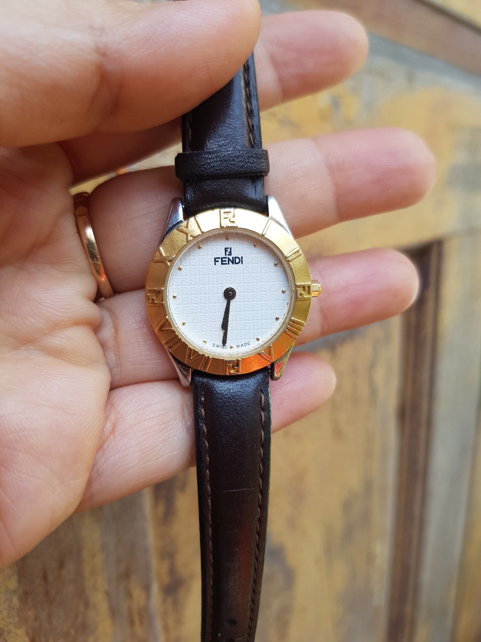 Đồng hồ nữ cao cấp hiệu Fendi máy chuẩn hiệu đồng hồ si Nhật size mặt 25mm mặt màu trắng đã qua sử dụng HCM