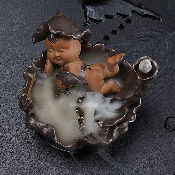 Thác khói trầm hương để bàn tặng 3 nụ trầm quân nghi tử tôn cậu bé ôm cá chép vàng bên ao sen Decor 