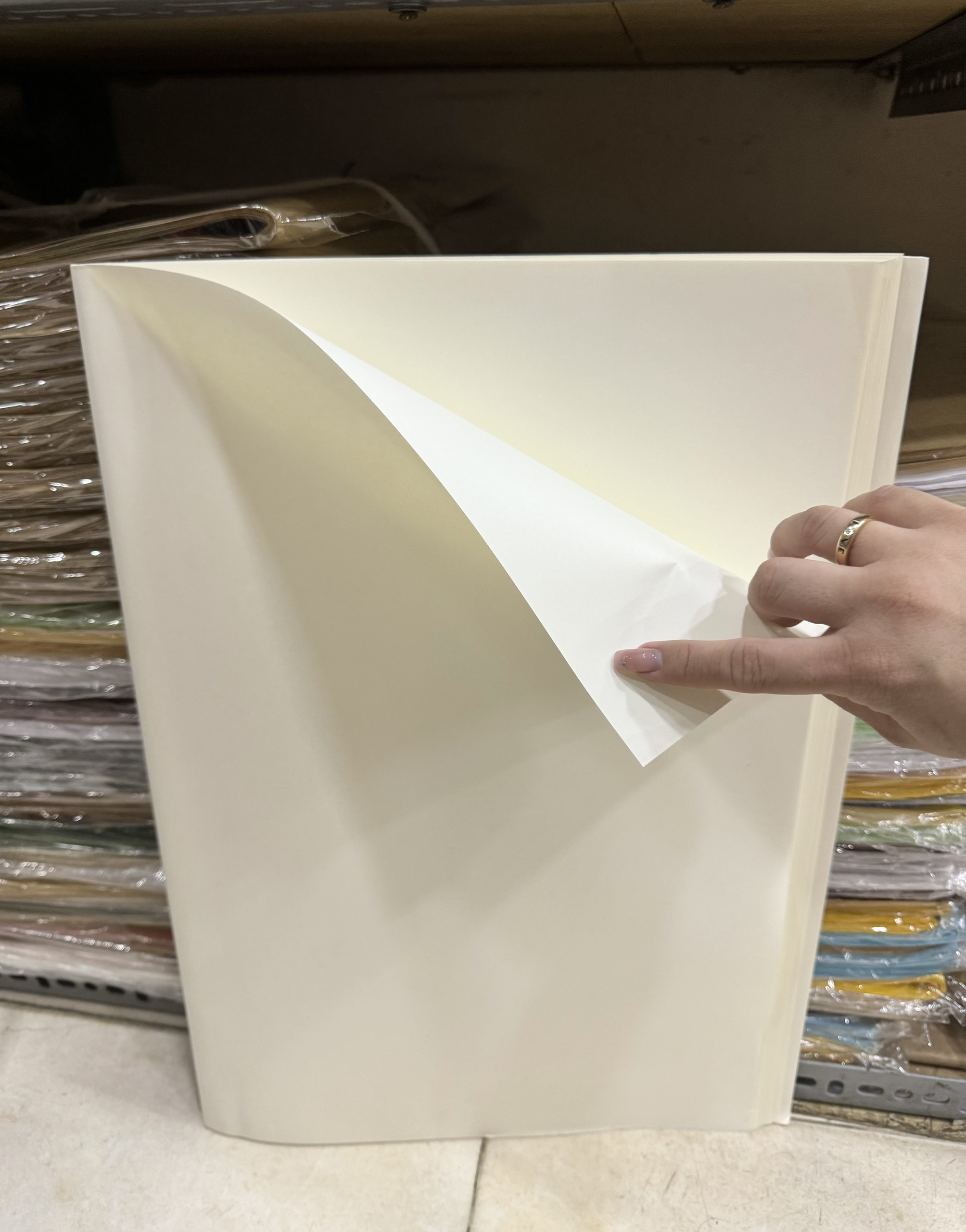 Giấy báo giấy kraf ( giấy xi măng ) khổ 50x70cm . Dùng trang trí làm thủ công làm đồ handmade gói bó hoa gói quà ...