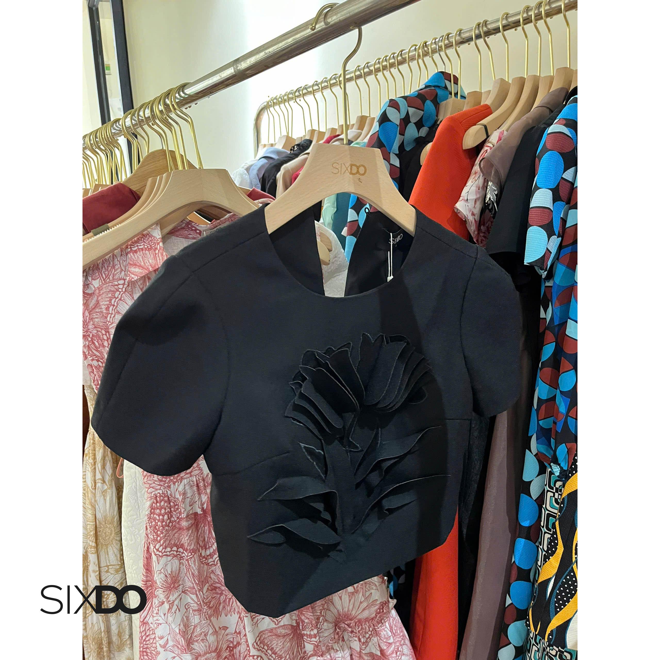 Áo ngắn tay thêu hoa 3D SIXDO ((Black 3D Flower Woven Top)