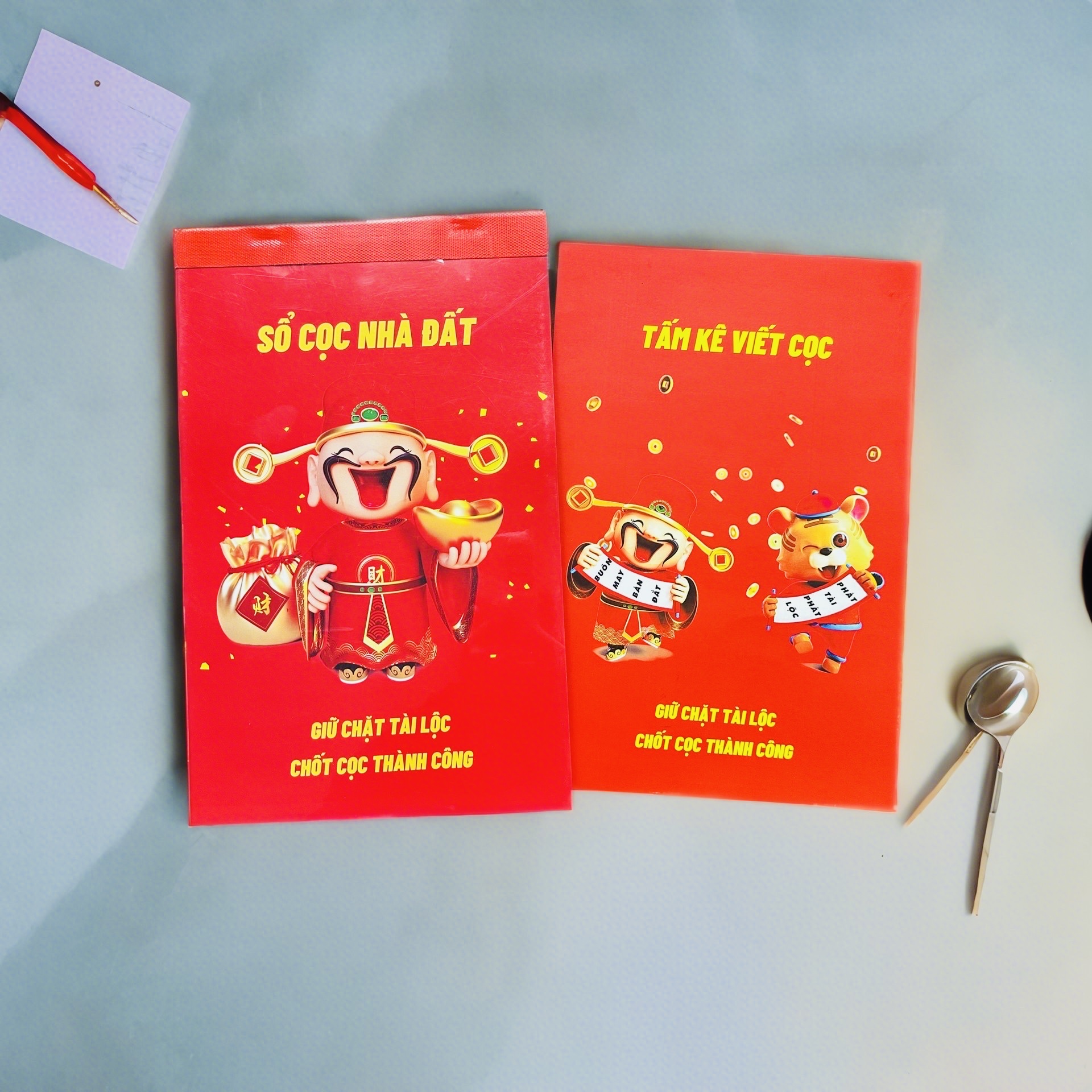 Sổ cọc nhà đất 3 liên thần tài may mắn Hợp đồng đặt cọc mẫu mới 2026 bìa bọc gương giấy dày không le