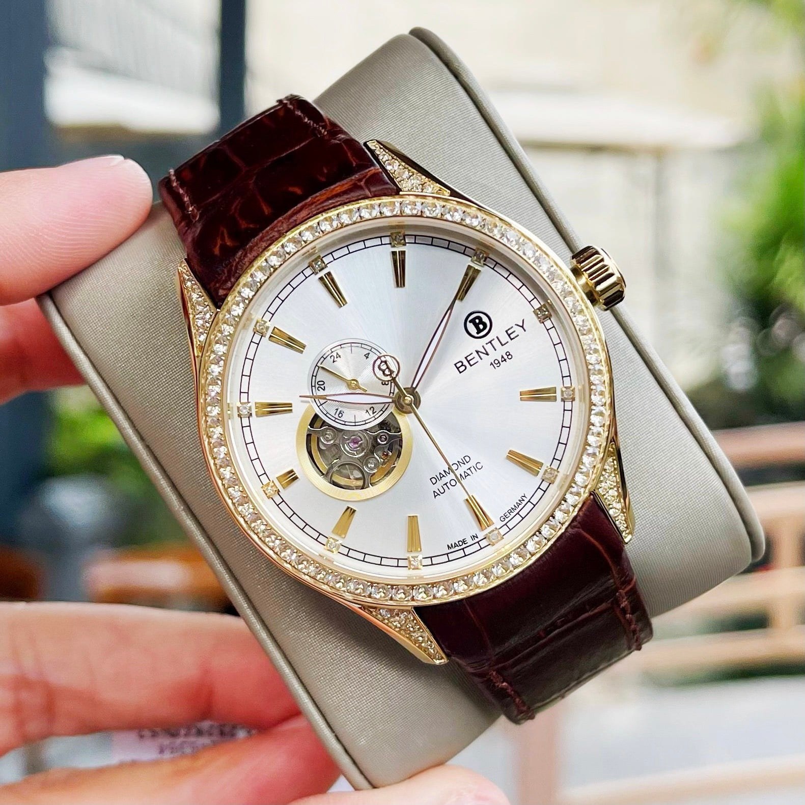 ĐỒNG HỒ NAM BENTLEY BL1784 - Mặt trắng viền đính kim cương