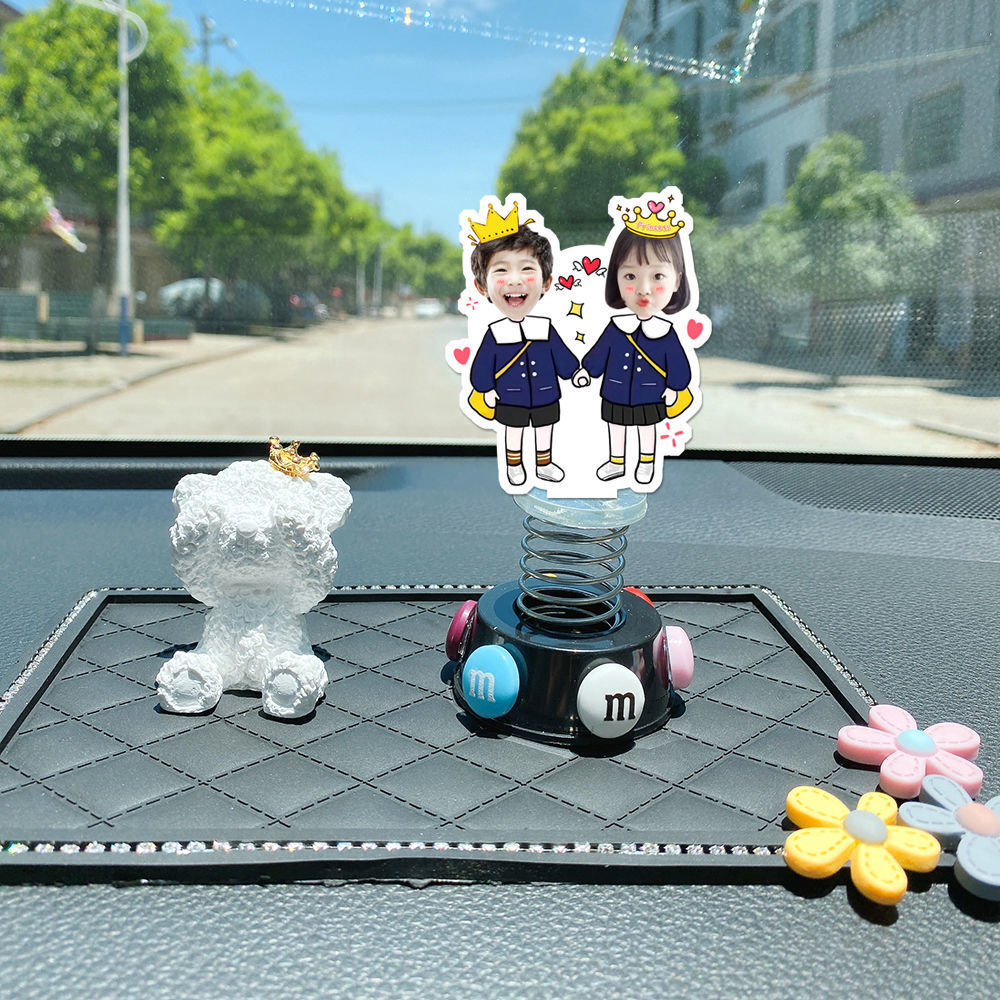 Standee lò xo lắc lư gia đình in theo yêu cầu đáng yêu trong suốt đế dính trang trí in theo yêu cầu