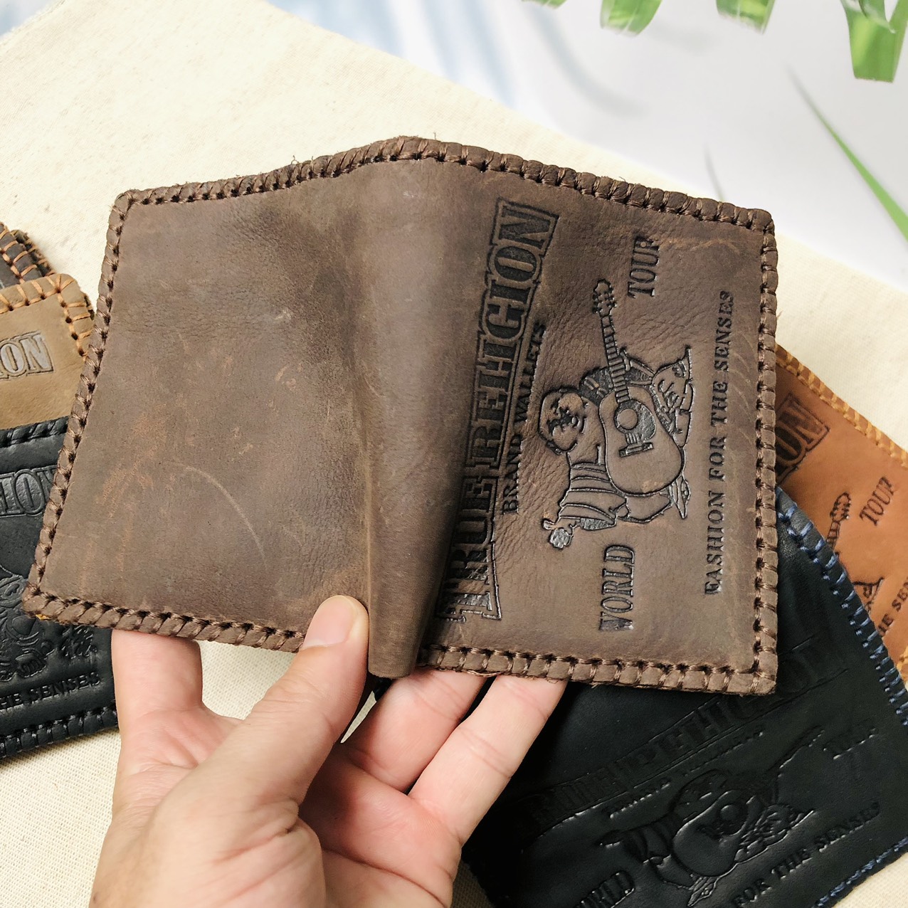 Bóp da bò hình ông địa mẫu ngang đứng thần tài rõ cửa sang chảnh bền