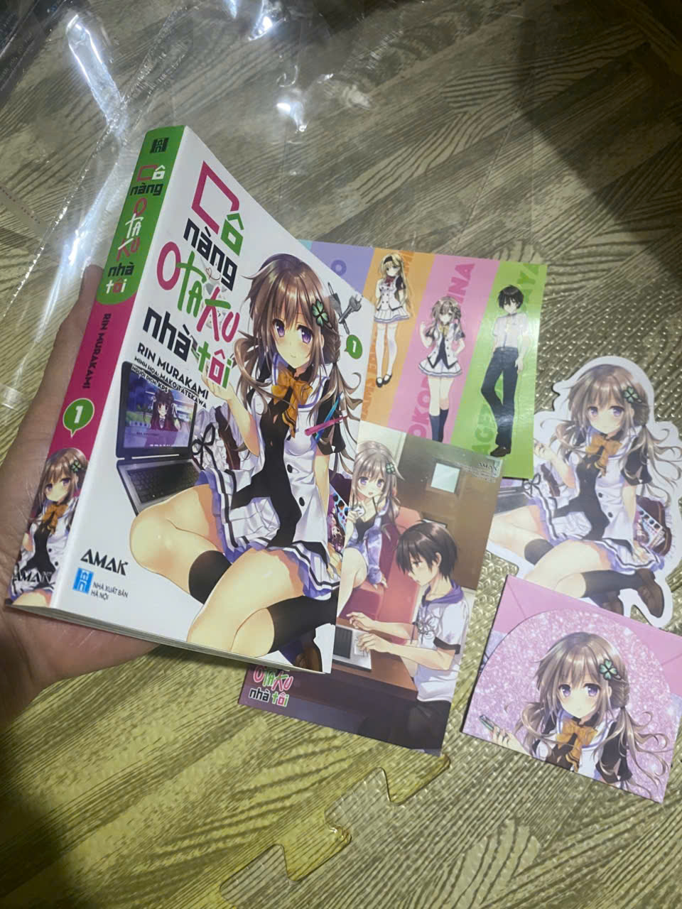 Vở novel Cô Nàng Otaku Nhà Tôi tập 1 kèm phụ kiện