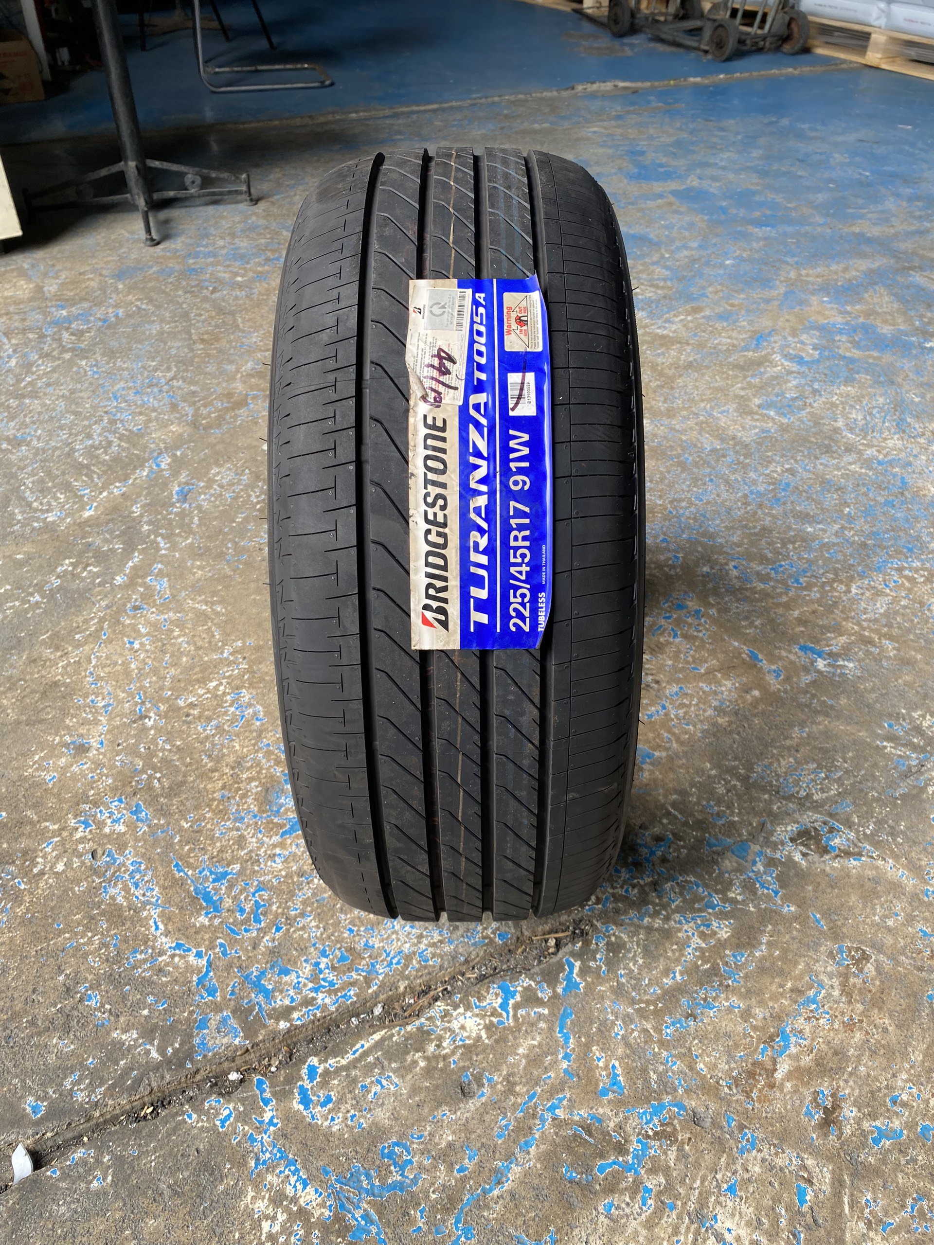 Lốp Bridgestone 225/45R17 T005