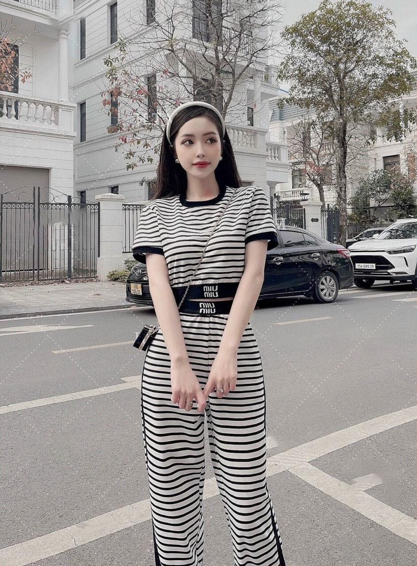 Set áo croptop tay ngắn mix quần ống rộng kẻ sọc ngang đồ bộ nữ sang chảnh vải thun mặc dạo phố đi c
