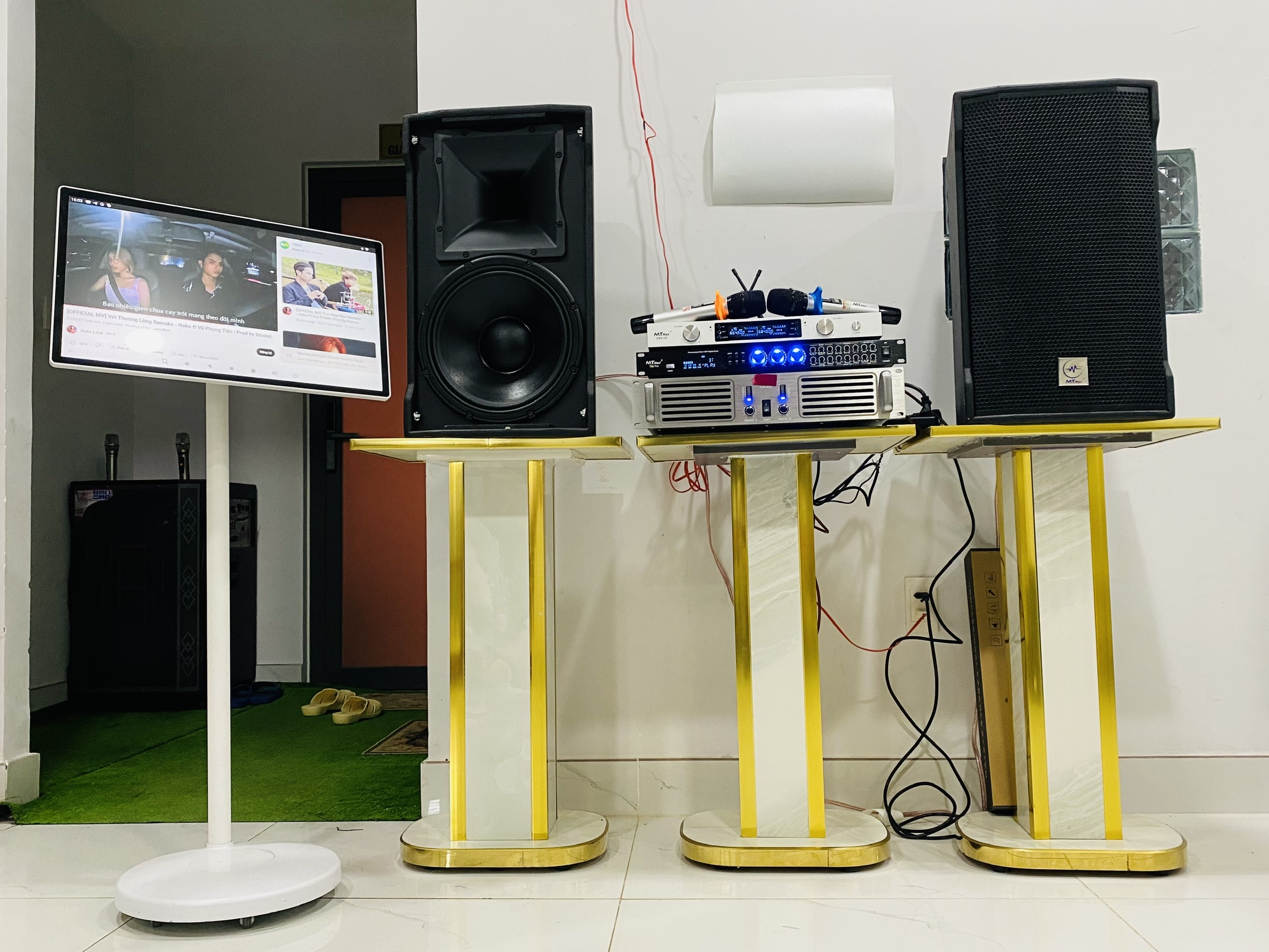 Dàn âm thanh karaoke gia đình tiết kiêm - hiện đại /  loa tích hợp loa RCF .mic UGX123 .vang T90Pro.
