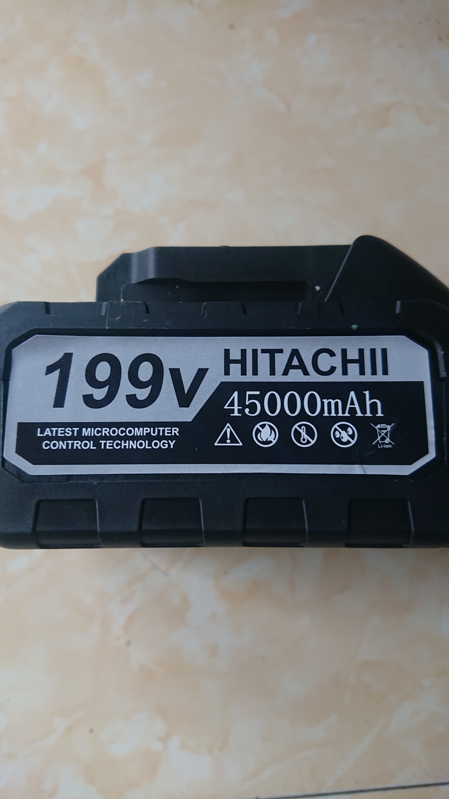 { Hàng chính hãng HITACHI Bảo hành 12 tháng lỗi 1 đổi 1 } Máy Rửa Xe Cầm Tay Dùng Pin Hitachi 199V -