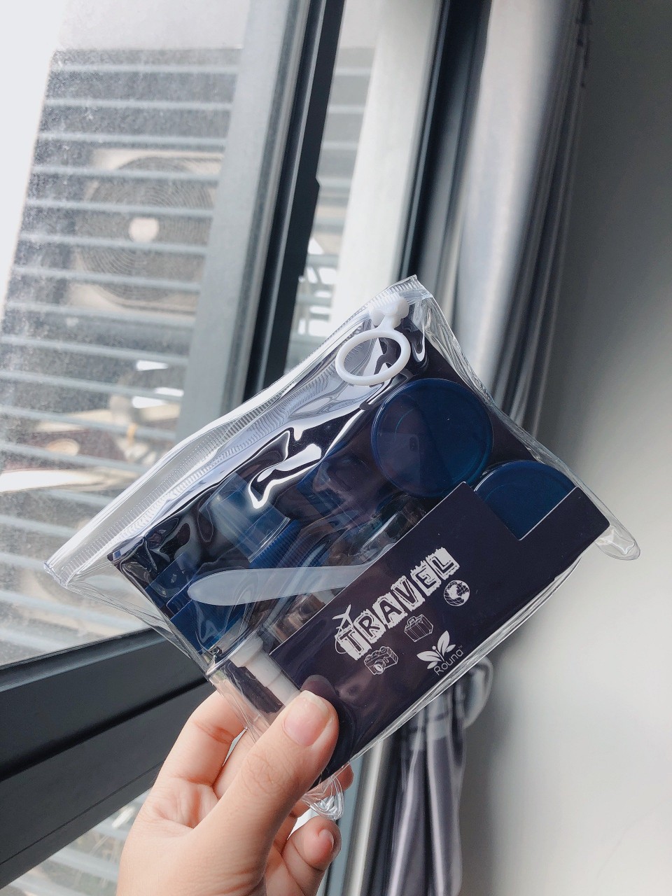 Bộ chiết mỹ phẩm mới cho nữ- bộ 5 chi tiết kèm túi