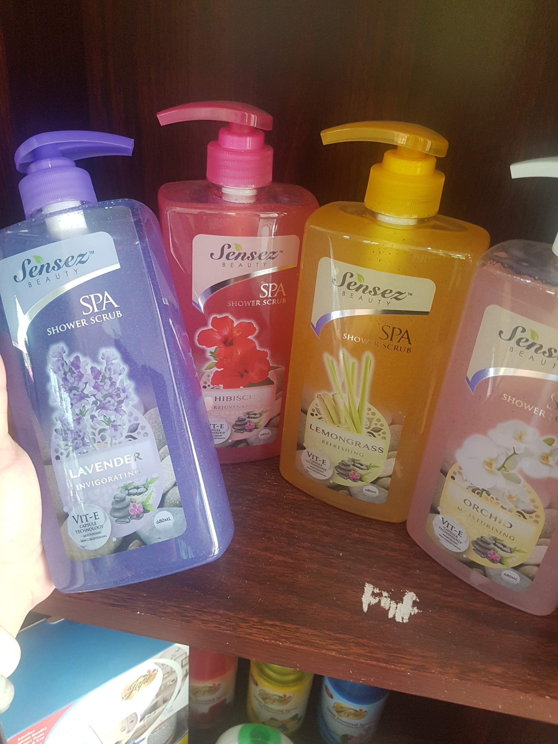 Sữa Tắm Tẩy Tế Bào Chết Hạt Massage Sensez Beauty Dưỡng Ẩm Sáng Da - Hương Hoa Lavender - 680ml