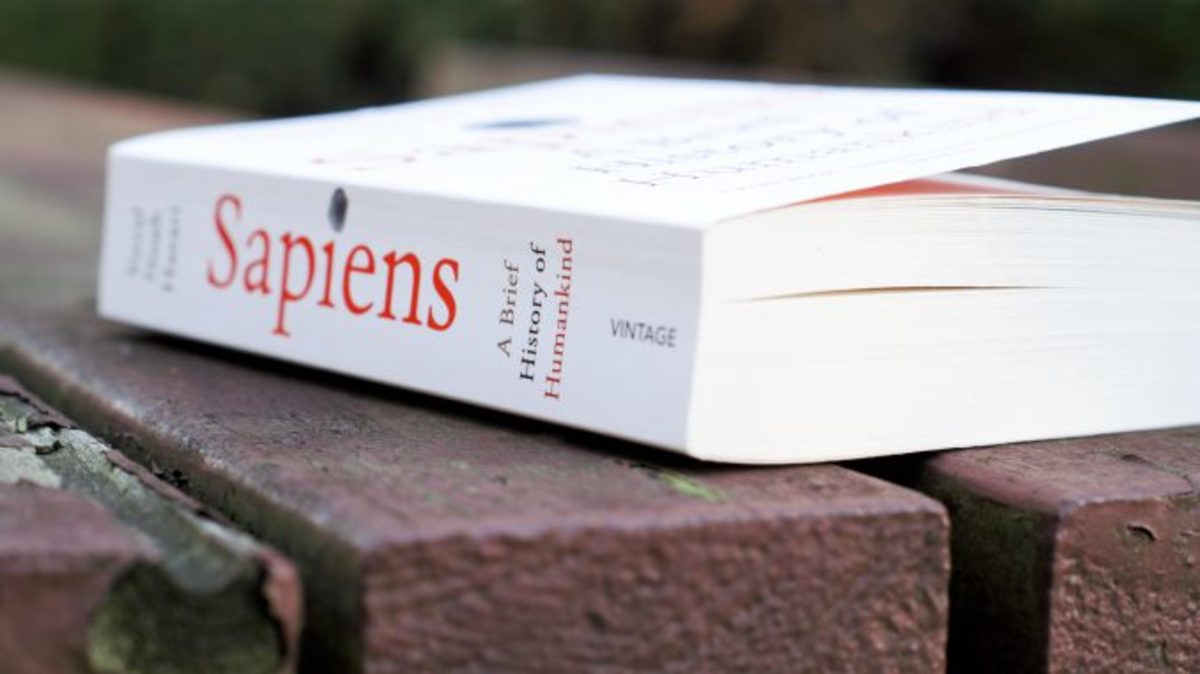Book Sapiens : A Brief History of Humankind by Yuval Noah Harari