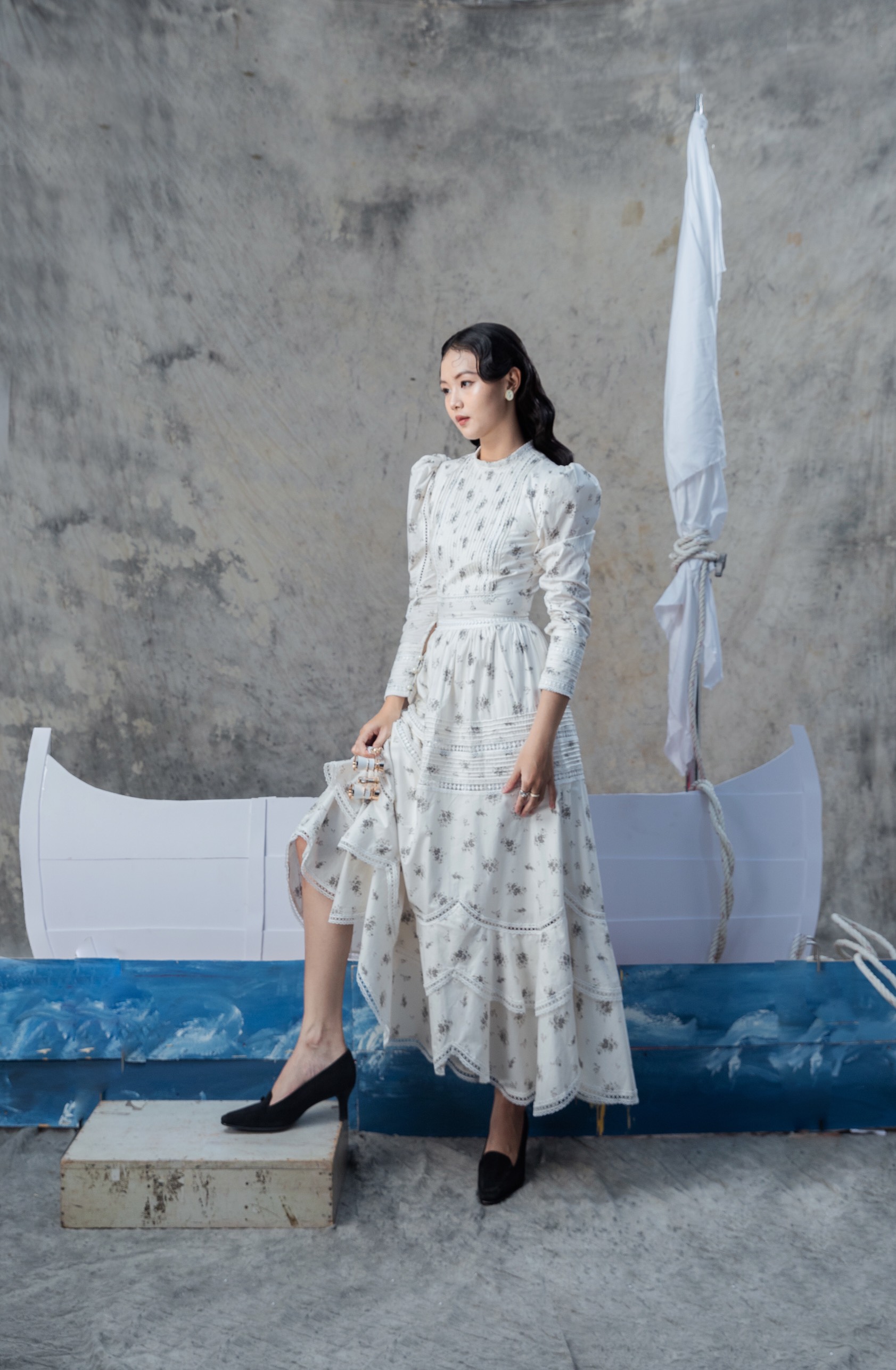 Đầm hoa dự tiệc xếp tầng viền ren tay phồng THE COUNTRY Thomas Disty Dress vải kate cotton hoa xám